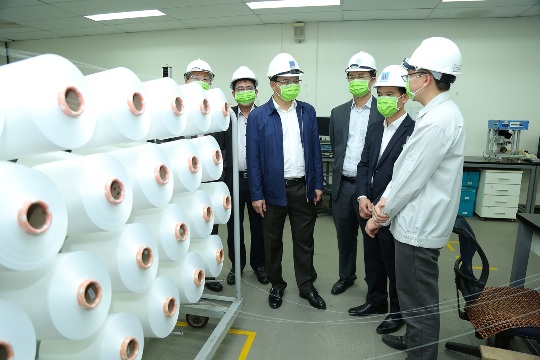 Tổng Giám đốc PVN Lê Mạnh Hùng kiểm tra hoạt động sản xuất tại VNPOLY.