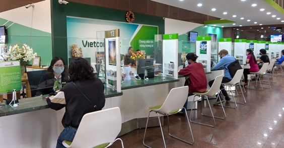 Giao dịch ngân hàng tại Vietcombank.