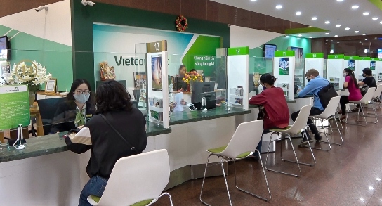 Giao dịch tại Vietcombank. 