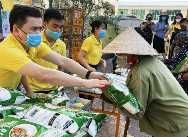 Bưu điện tỉnh Hà Tĩnh phối hợp Bảo hiểm PTI (Tổng công ty Bưu điện Việt Nam) tổ chức phát gạo miễn phí cho người nghèo, người có hoàn cảnh khó khăn trên địa bàn tỉnh Hà Tĩnh. 
