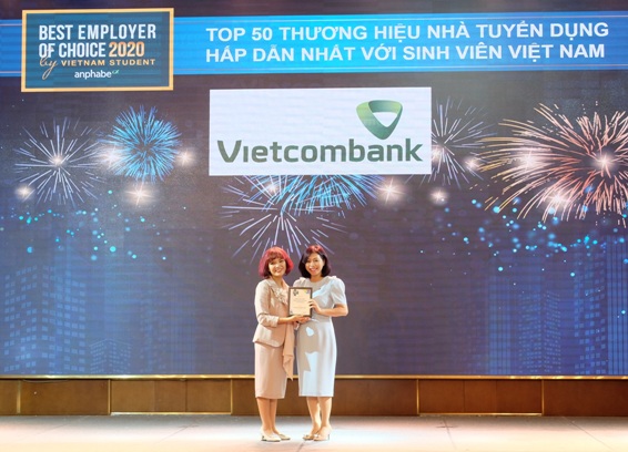 Đại diện Vietcombank nhận chứng nhận Top 50 Thương hiệu nhà tuyển dụng hấp dẫn nhất với sinh viên Việt Nam năm 2020.