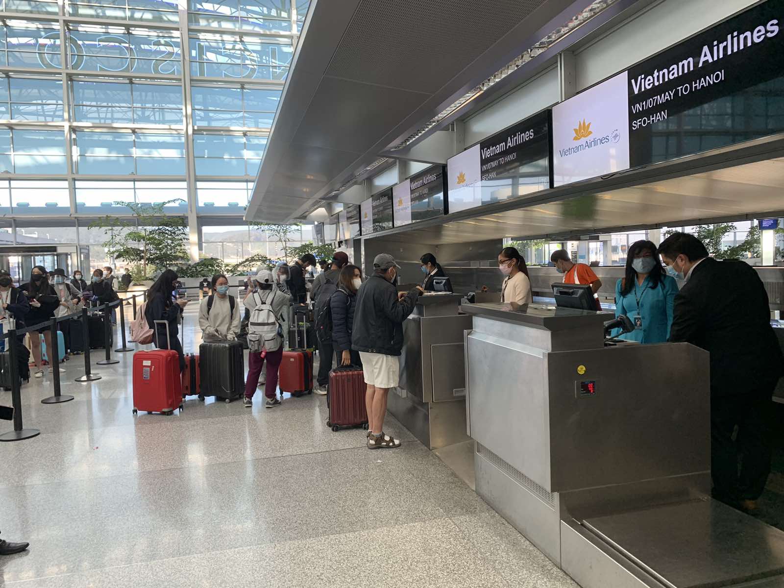 Công dân Việt Nam làm thủ tục tại sân bay ở San Francisco, Hoa Kỳ.