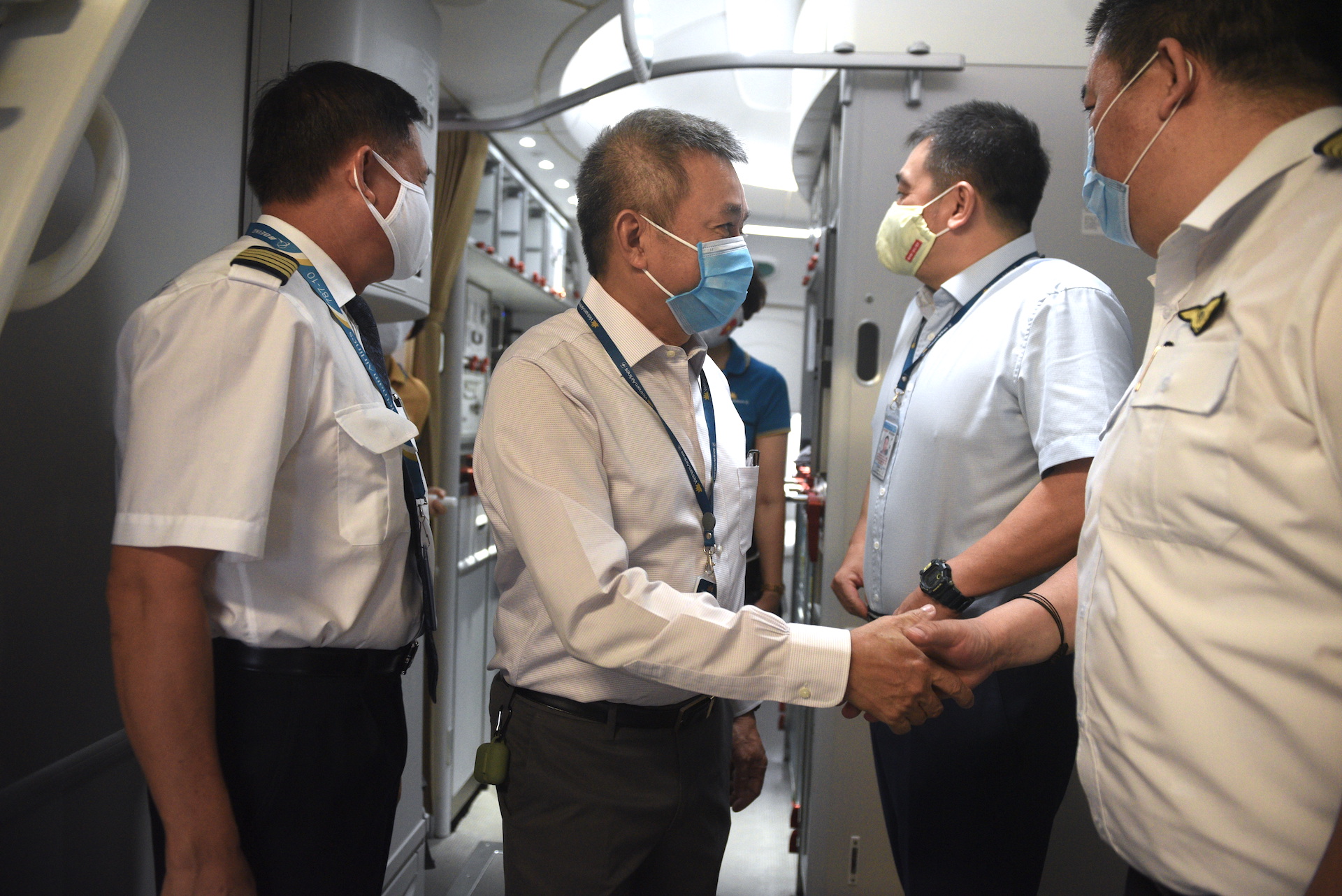 TGĐ Vietnam Airlines Dương Trí Thành (áo trắng, chính giữa) thăm tổ bay, kiểm tra công tác chuẩn bị trước khi chuyến bay khởi hành từ Việt Nam