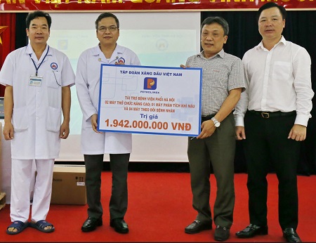 Phó Tổng giám đốc Petrolimex Nguyễn Thanh Sơn trao tặng bộ thiết bị y tế cho Bệnh viện Phổi Hà Nội.