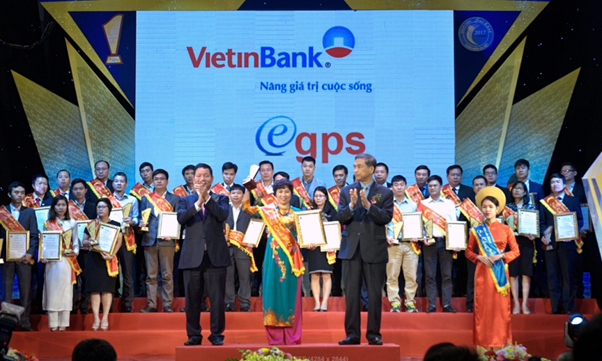 Đại diện Đảng ủy bộ phận TTTT VietinBank nhận danh hiệu Sao Khuê cho Giải pháp Thanh toán dịch vụ công trực tuyến.