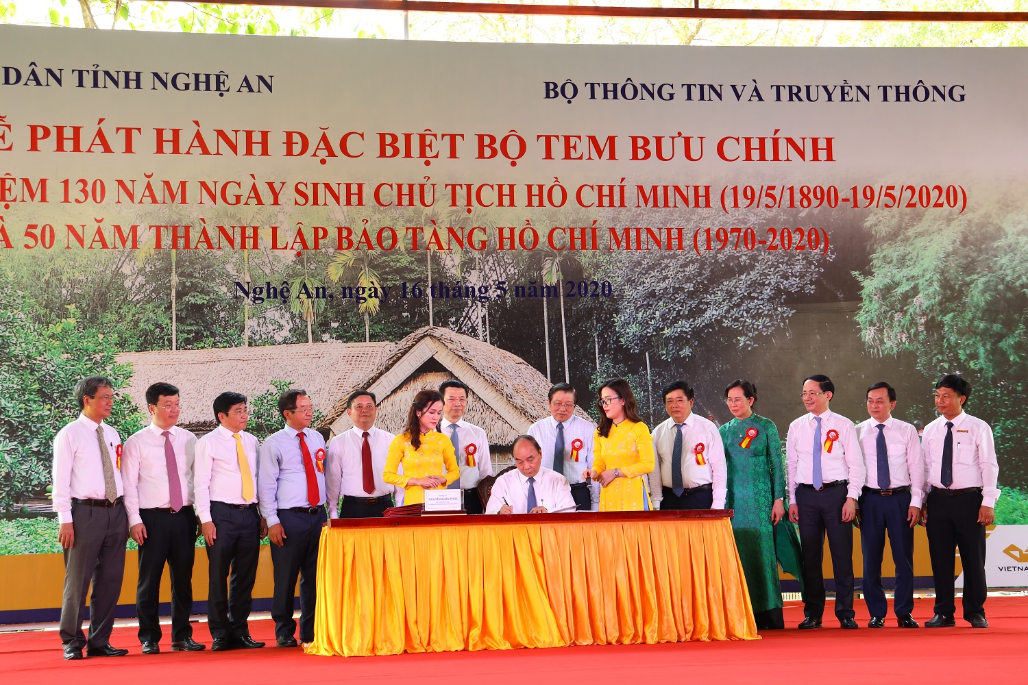 hủ tướng Nguyễn Xuân Phúc đã ký phát hành đặc biệt bộ tem Kỷ niệm 130 năm ngày sinh Chủ tịch Hồ Chí Minh (19/5/1890-19/5/2020) và 50 năm thành lập Bảo tàng Hồ Chí Minh (1970-2020)