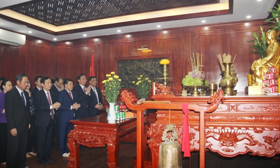 Các đồng chí Thường trực, Ủy viên Ban Thường vụ Đảng ủy Khối dâng hương tại Lễ kỷ niệm 130 năm ngày sinh Chủ tịch Hồ Chí Minh.