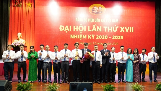 Lãnh đạo Đảng ủy Khối Doanh nghiệp Trung ương và Tập đoàn Dầu khí Việt Nam chúc mừng các đồng chí được bầu vào Ban Chấp hành Đảng bộ VPI nhiệm kỳ 2020 - 2025. 