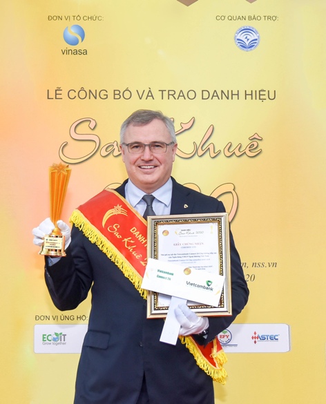 Ông Thomas William Tobin - Giám đốc Khối bán lẻ đại diện Vietcombank nhận danh hiệu Sao Khuê 2020
