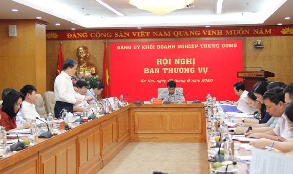 Đồng chí Lê Đức Thọ - Bí thư Đảng ủy, Chủ tịch HĐQT Ngân hàng TMCP Công thương Việt Nam báo cáo tóm tắt công tác chuẩn bị Đại hội của Đảng bộ.