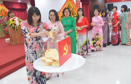 Các đại biểu bỏ phiếu bầu tại Đại hội Đảng bộ Vietcombank Sở Giao dịch lần thứ IV, nhiệm kỳ 2020 - 2025