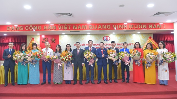 Ra mắt Ban chấp hành Đảng bộ Vietcombank Sở Giao dịch, nhiệm kỳ 2020 - 2025. 