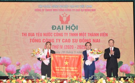 Đồng chí Trần Ngọc Thuận - Bí thư Đảng ủy, Chủ tịch HĐQT VRG tặng bức trướng cho Tổng công ty