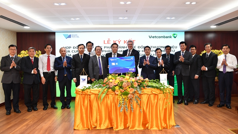 Đại diện lãnh đạo Vietcombank và Đại học Quốc gia TP.HCM ký kết Hợp đồng.