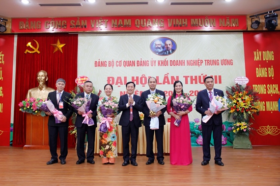 Đồng chí Phạm Tấn Công, Bí thư Đảng ủy Cơ quan Đảng ủy Khối nhiệm kỳ 2020-2025 tặng hoa các đồng chí Ủy viên Ban Chấp hành nhiệm kỳ 2015-2020 không tham gia Ban Chấp hành nhiệm kỳ 2020-2025.