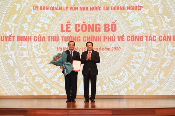 Đồng chí Nguyễn Hoàng Anh trao quyết định Chủ tịch Hội đồng thành viên Tập đoàn Bưu chính Viễn thông Việt Nam cho đồng chí Phạm Đức Long.  