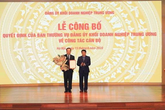 Đồng chí Y Thanh Hà Niê KĐăm trao quyết định chuẩn y chức danh Bí thư Đảng ủy Tập đoàn VNPT cho đồng chí Phạm Đức Long. 