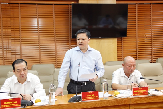 Đồng chí Lê Đức Thọ, Ủy viên BCH Đảng bộ Khối, Bí thư Đảng ủy, Chủ tịch HĐQT Ngân hàng TMCP Công thương Việt Nam tham gia ý kiến vào dự thảo Báo cáo.