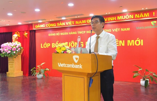 Phó Bí thư thường trực Đảng ủy Vietcombank Vũ Tiến Duật phát biểu khai giảng lớp học.