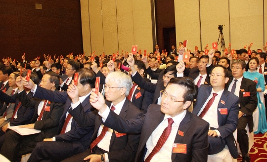 Với sự đồng thuận và nhất trí cao, 100% các đại biểu tham dự đã biểu quyết thông qua Nghị quyết Đại hội Đại biểu Đảng bộ Tập đoàn TKV lần thứ III, nhiệm kỳ 2020 - 2025.
