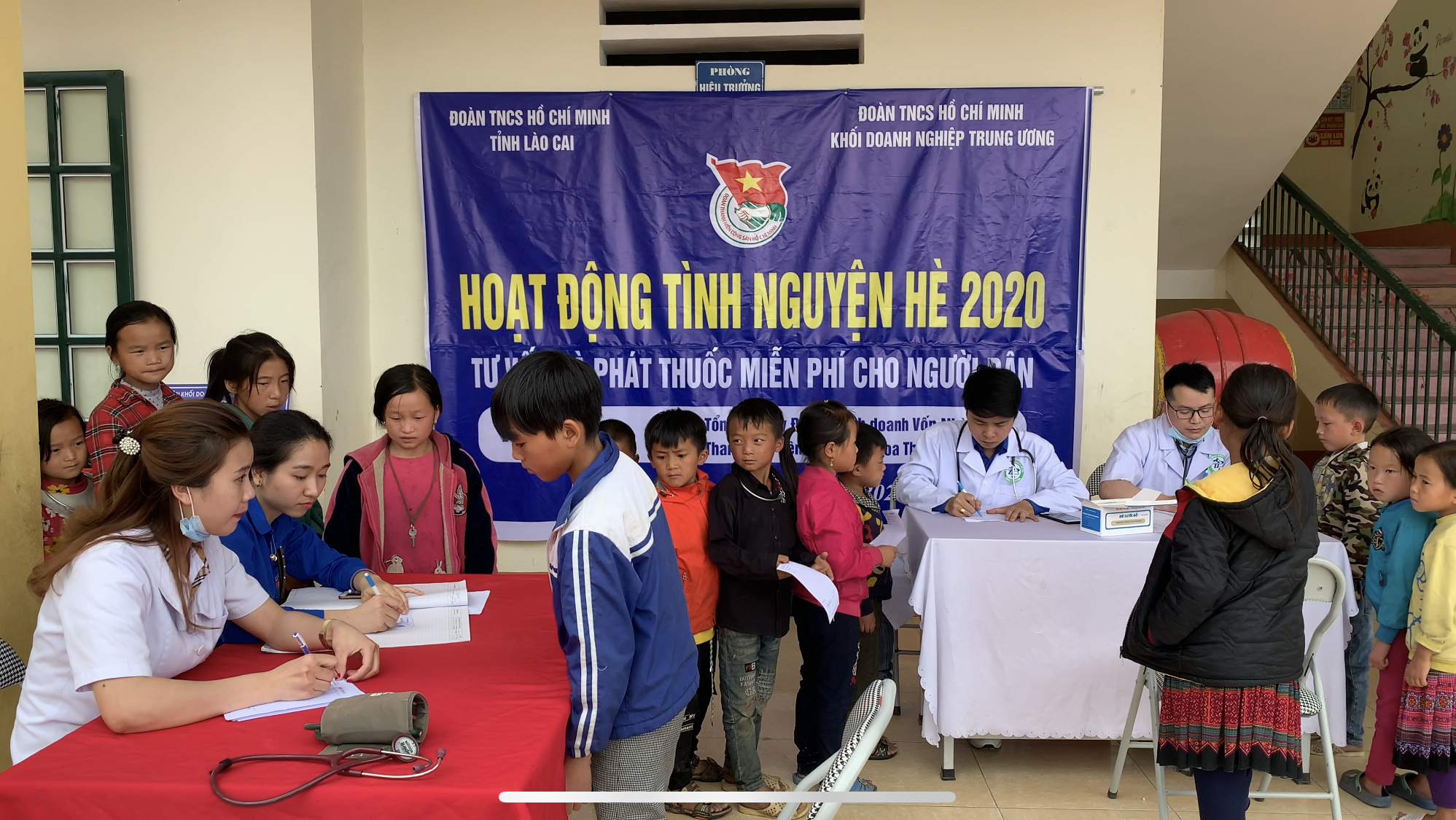 Hoạt động khám bệnh và phát thuốc miễn phí cho 500 bà con nhân dân tại phường Sa Pả, thị xã Sa Pa