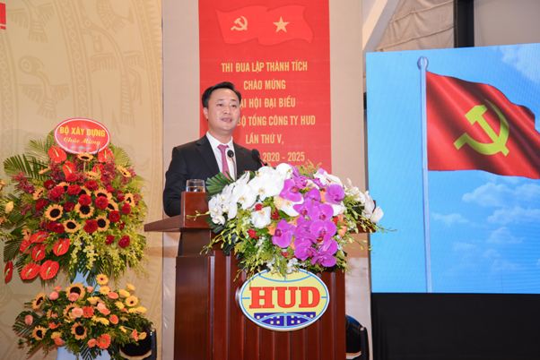 Đồng chí Nguyễn Việt Hùng, Bí thư Đảng ủy, Chủ tịch HĐTV HUD trình bày Báo cáo chính trị tại Đại hội.