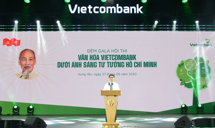 Đồng chí Nghiêm Xuân Thành - Ủy viên BTV Đảng ủy Khối DNTW, Bí thư Đảng ủy, Chủ tịch HĐQT Vietcombank phát biểu tại Hội thi.