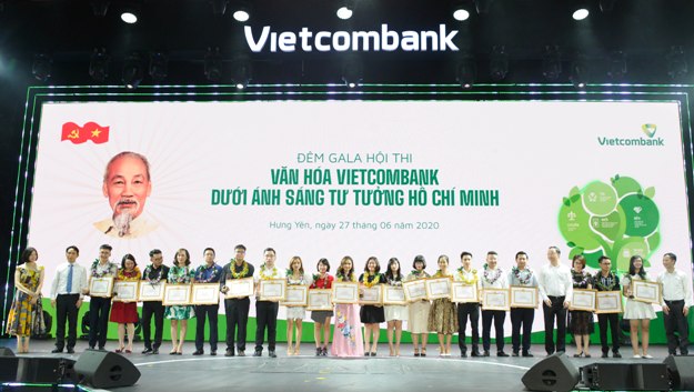 Các tập thể, cá nhân đoạt giải nhận Bằng khen của Vietcombank.