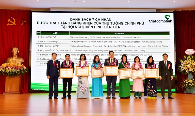 Phó Thống đốc thường trực NHNN Đào Minh Tú và Chủ tịch HĐQT Vietcombank Nghiêm Xuân Thành trao tặng Bằng khen của Thủ tướng Chính phủ cho 7 tập thể, cá nhân thuộc Vietcombank.