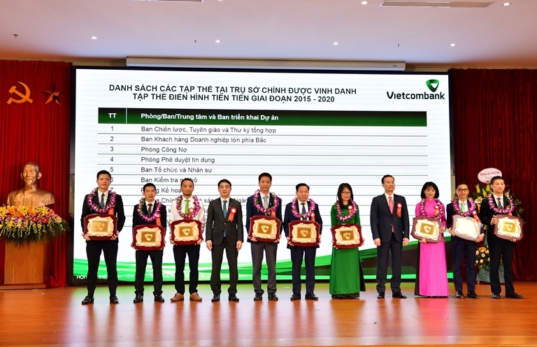 Đại diện lãnh đạo Vietcombank trao tặng biểu trưng và hoa cho các phòng/ban/trung tâm/ban dự án tại Trụ sở chính đã có thành tích tiêu biểu giai đoạn 2015 - 2020.