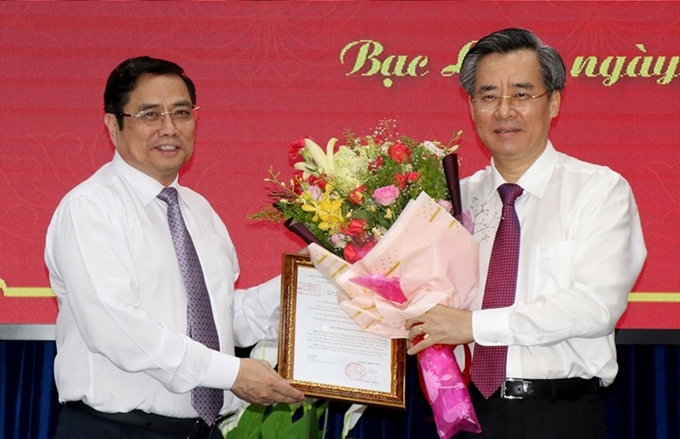 Thay mặt Bộ Chính trị, đồng chí Phạm Minh Chính đã trao Quyết định Phó Trưởng Ban Tổ chức Trung ương cho đồng chí Nguyễn Quang Dương. 