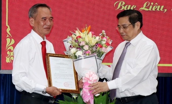 Thay mặt Bộ Chính trị, đồng chí Phạm Minh Chính đã trao Quyết định Bí thư Tỉnh ủy Bạc Liêu cho đồng chí Lữ Văn Hùng.