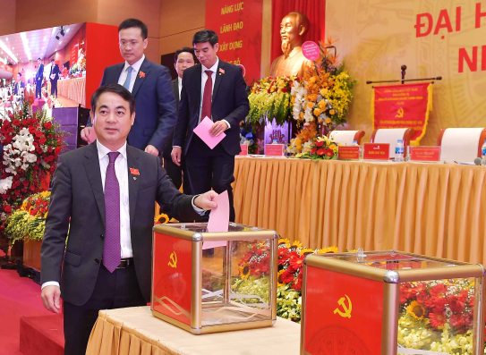 Các đại biểu bỏ phiếu bầu Ban Chấp hành Đảng bộ Ngân hàng TMCP Ngoại thương Việt Nam nhiệm kỳ 2020 - 2025..