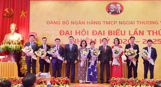 Các đồng chí Thường trực Đảng ủy Vietcombank tặng hoa chia tay các đồng chí Ủy viên BCH Đảng bộ Vietcombank nhiệm kỳ 2015 - 2020 không tái cử