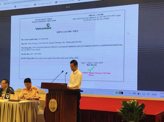 Đại diện Bảo hiểm xã hội Việt Nam giới thiệu dịch vụ thanh toán trực tuyến trên cổng Dịch vụ công Quốc gia qua Vietcombank. 