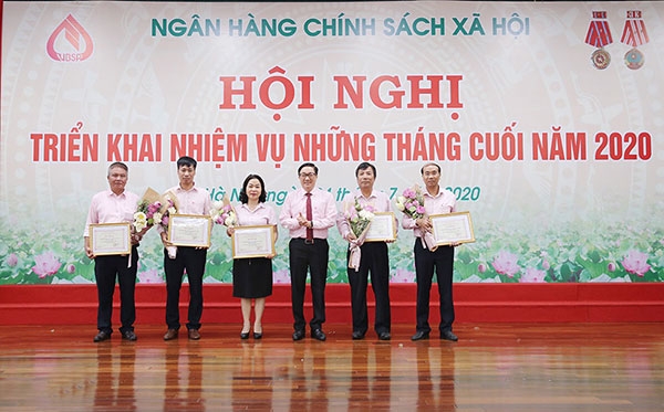 Tổng Giám đốc NHCSXH Dương Quyết Thắng tặng Giấy khen cho các đơn vị có thành tích xuất sắc trong thực hiện nhiệm vụ 6 tháng đầu năm 2020.