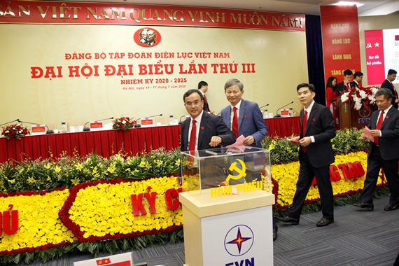 Các đại biểu bỏ phiếu bầu Ban Chấp hành Đảng bộ Tập đoàn Điện lực Việt Nam nhiệm kỳ 2020 - 2025.