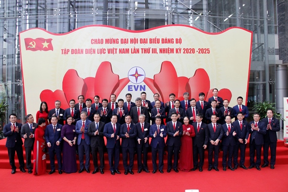 Ban Chấp hành Đảng bộ Tập đoàn Điện lực Việt Nam chụp ảnh lưu niệm cùng các đại biểu tham dự Đại hội.