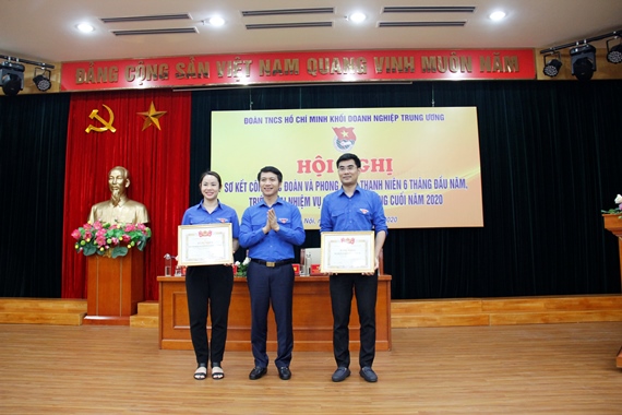 Đồng chí Nguyễn Ngọc Lương, Bí thư Ban Chấp hành Trung ương Đoàn TNCS Hồ Chí Minh trao tặng Bằng khen của BCH Trung ương Đoàn TNCS Hồ Chí Minh đối với 2 tập thể đã có thành tích xuất sắc trong công tác phòng, chống dịch bệnh Covid-19.