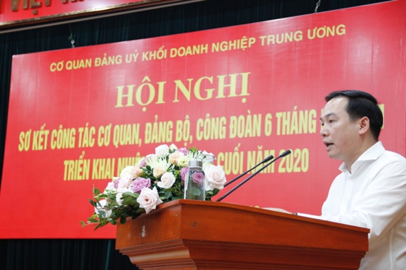 Đồng chí Hồ Xuân Trường, Phó Bí thư Đảng ủy Cơ quan báo cáo kết quả sơ kết công tác của Đảng ủy Cơ quan Đảng ủy Khối