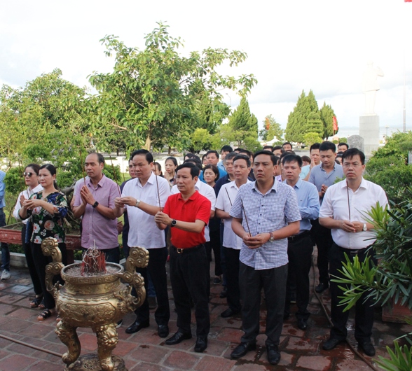 Đồng chí Phạm Tấn Công - Phó Bí thư Thường trực Đảng ủy Khối  cùng Đoàn dâng hương tại đền thờ Bác Hồ.