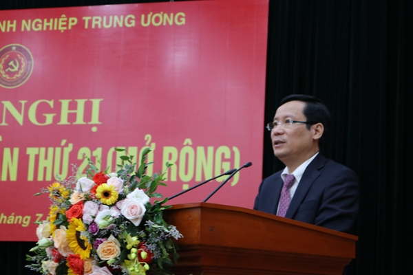 Đồng chí Phạm Tấn Công - Phó Bí thư thường trực Đảng ủy Khối báo cáo kết quả công tác 6 tháng đầu năm 2020 tại Hội nghị