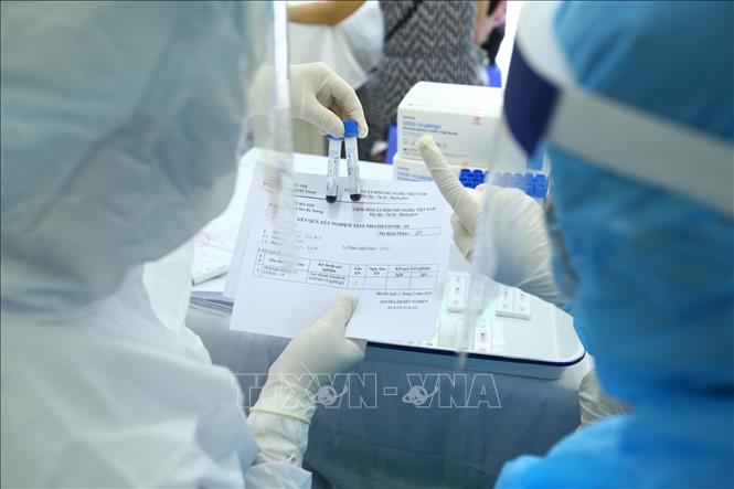 Nhân viên y tế lấy mẫu xét nghiệm nhanh cho người về từ Đà Nẵng, tại phường Bách Khoa và phường Cầu Dền (quận Hai Bà Trưng) sáng 01/8/2020.