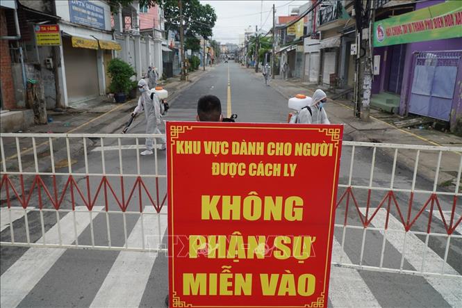 Phong tỏa tuyến đường Hồ Văn Đại, phường Quang Vinh, thành phố Biên Hòa (Đồng Nai) để phòng chống dịch COVID-19 lan rộng.