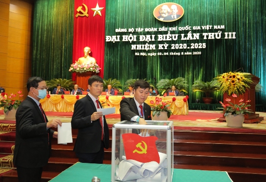 Các đại biểu tham gia bỏ phiếu tại Đại hội.