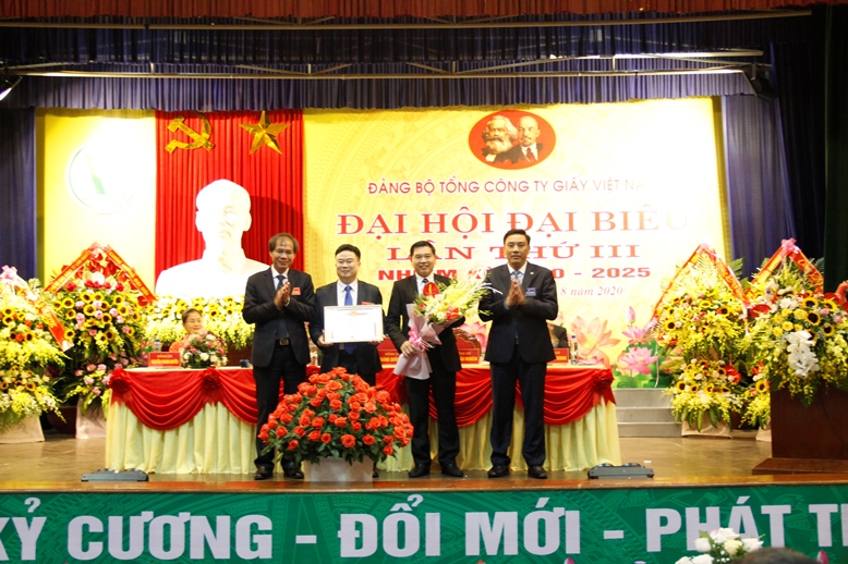 đồng chí Hoàng Giang - Phó Bí thư Đảng ủy Khối đã trao Bằng khen của Đảng ủy Khối Doanh nghiệp Trung ương cho Đảng bộ Tổng công ty Giấy Việt Nam .