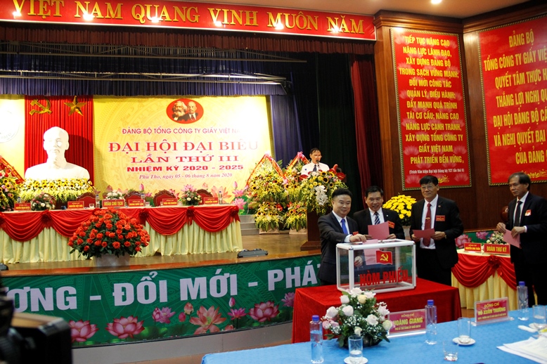 Các đại biểu bỏ phiếu bầu Ban Chấp hành Đảng bộ Tổng công ty Giấy Việt Nam, nhiệm kỳ 2020 - 2025.