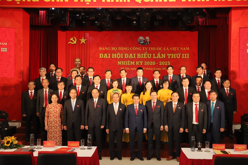 Ban Chấp hành Đảng bộ Tổng công ty Thuốc lá Việt Nam nhiệm kỳ 2020 - 2025 ra mắt và chụp ảnh lưu niệm với đại biểu dự Đại hội.