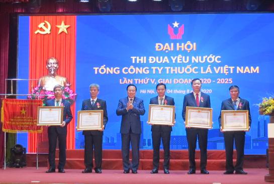 Đồng chí Nguyễn Hoàng Anh - Chủ tịch Ủy ban Quản lý vốn nhà nước tại doanh nghiệp trao 