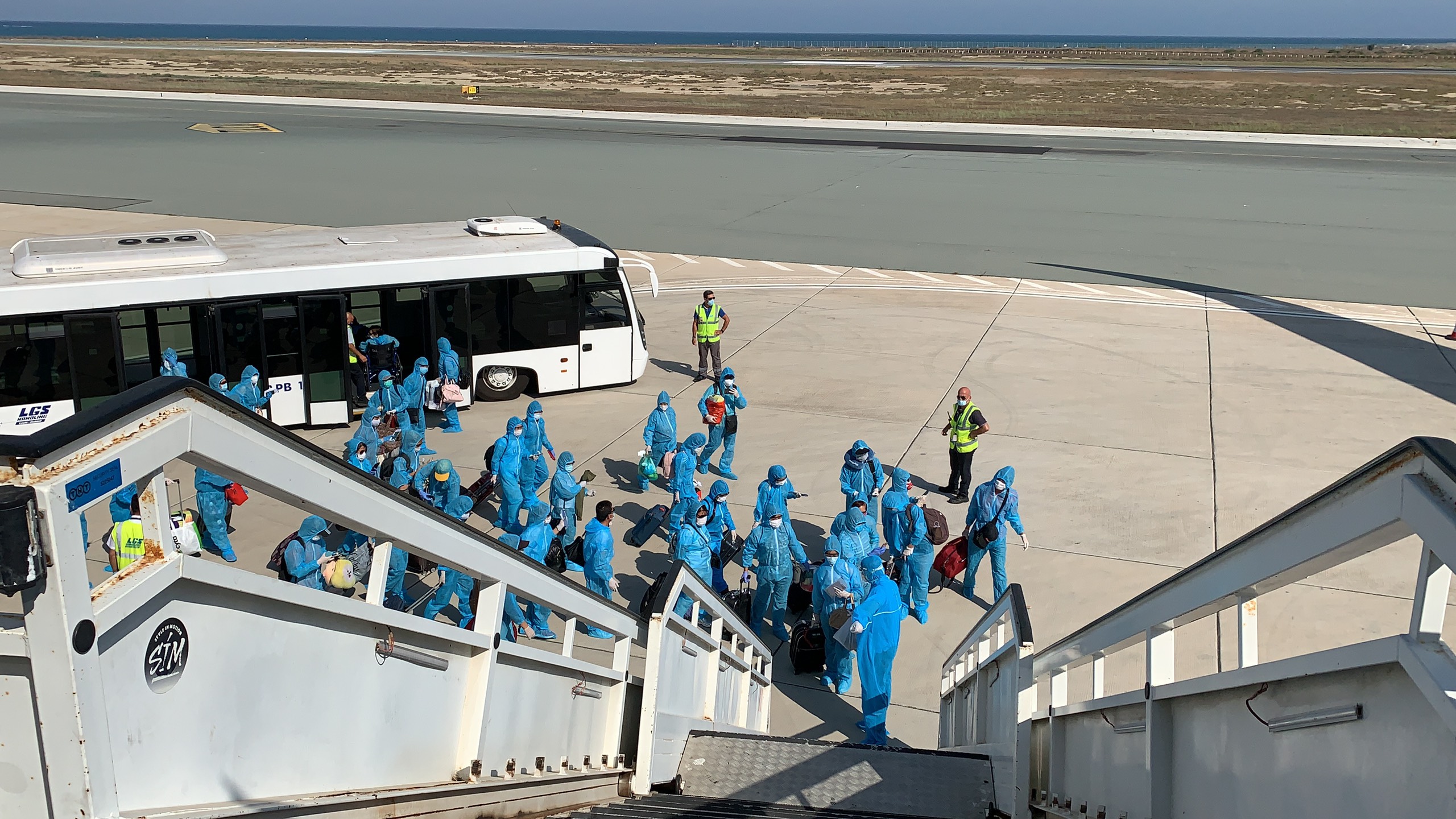 Hành khách di chuyển lên máy bay tại sân bay quốc tế Larnaca (đảo Cyprus).